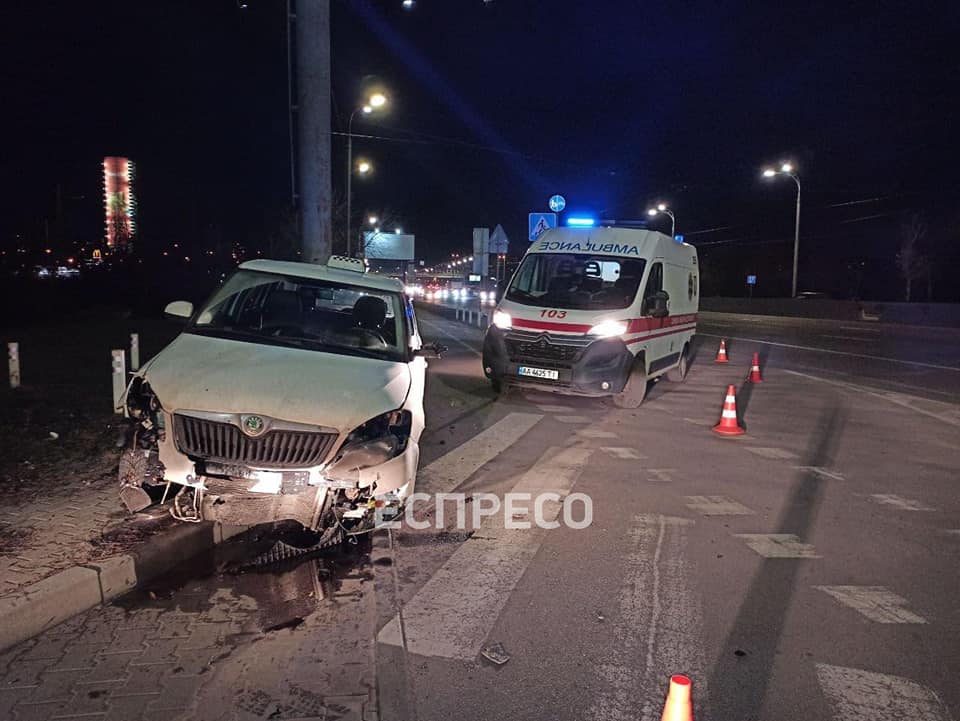Вечернее ДТП в Киеве: неуправляемое такси с мертвым водителем мчалось, не разбирая дороги - today.ua