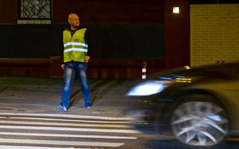 В Украине предложили штрафовать пешеходов за отсутствие светоотражающих элементов ночью  - today.ua