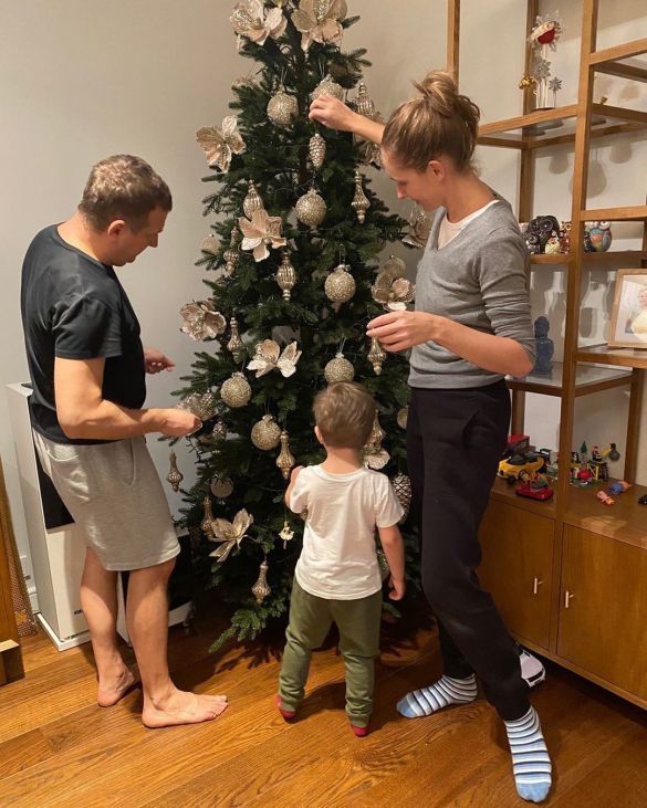 Катя Осадчая показала, как украшала новогоднюю елку с младшим сыном