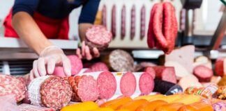 В Україні не залишилося якісної ковбаси: що виробники додають у продукт замість м'яса - today.ua