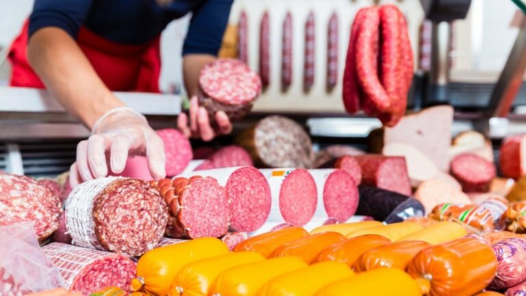 В Украине не осталось качественной колбасы: что производители добавляют в продукт вместо мяса     - today.ua