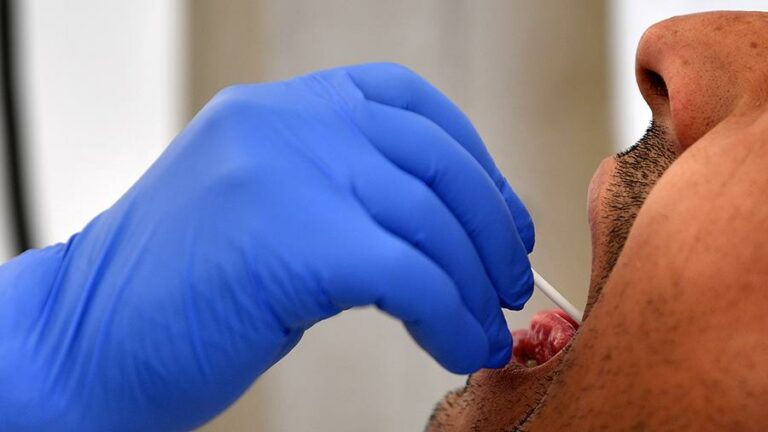 Ученые рассказали, как быстро избавиться от коронавируса во рту - today.ua