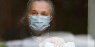Медики назвали людей, які довго можуть бути заразні коронавірусом - today.ua