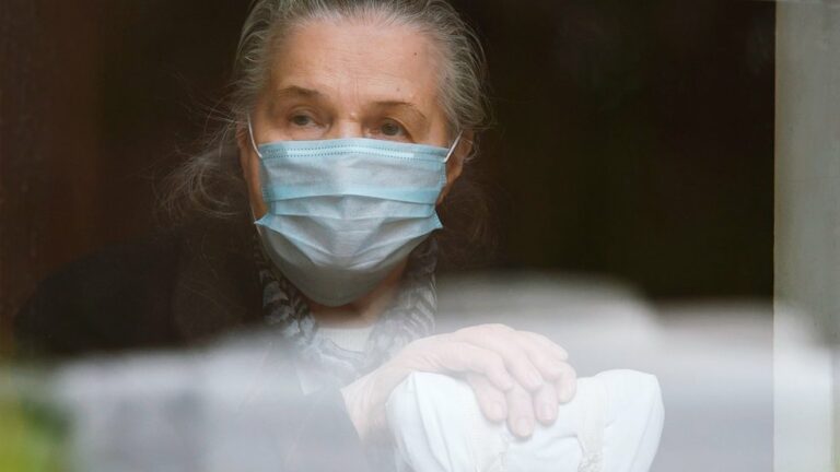 Медики назвали людей, которые долго могут быть заразны коронавирусом  - today.ua
