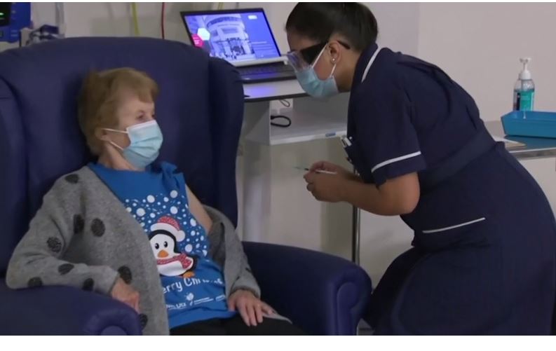 Прививку от коронавируса первой в мире получила 90-летняя британка: на планете стартовала массовая вакцинация