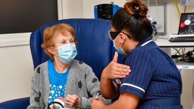 Прививку от коронавируса первой в мире получила 90-летняя британка: на планете стартовала массовая вакцинация