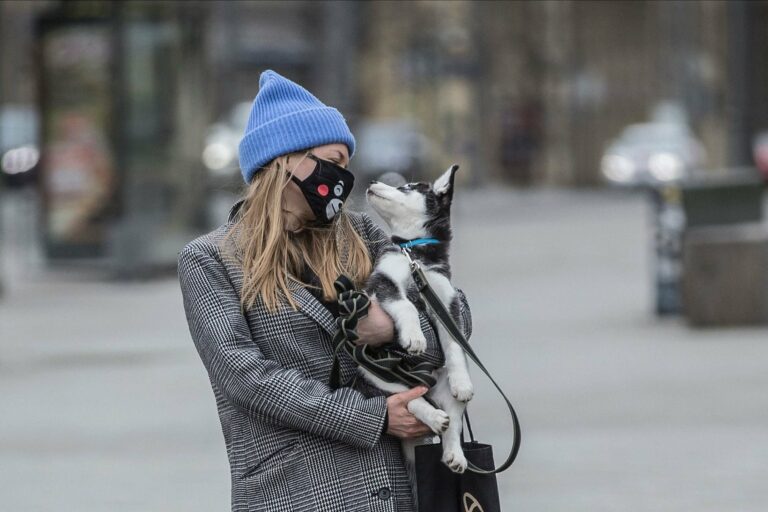 Як правильно носити медичну маску взимку - today.ua