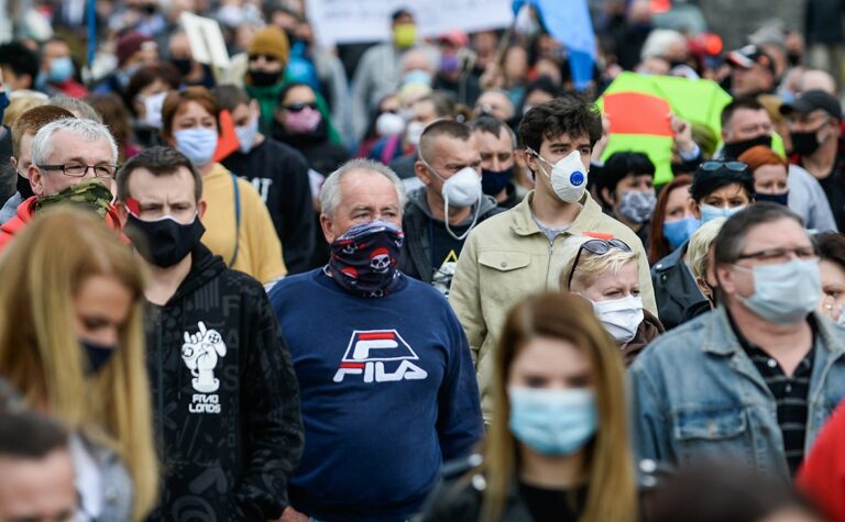 Коронавірус нікуди не йде: ВООЗ закликала всіх носити маски навіть після вакцинації від коронавірусу - today.ua