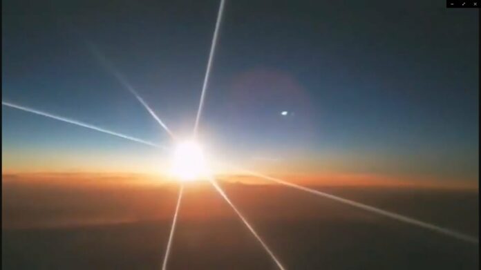 На Землю впав гігантський метеорит: вчені називають це передвістям зіткнення з астероїдом (відео) - today.ua