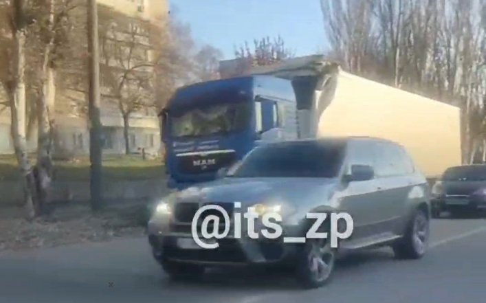 ДТП з фурою в Запоріжжі: великогабаритна машина не вписалася під міст - today.ua