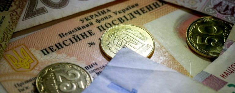 Пенсии украинцев оказались под угрозой: в бюджете Пенсионного фонда разрастается дыра  - today.ua