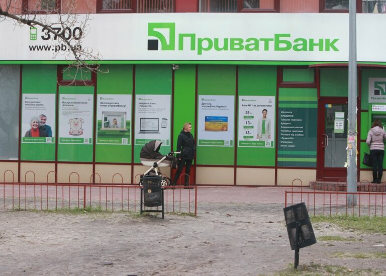 ПриватБанк не віддає клієнтам гроші з депозитів - today.ua