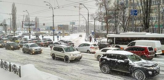 Киев стоит в пробках из-за мощного снегопада - today.ua