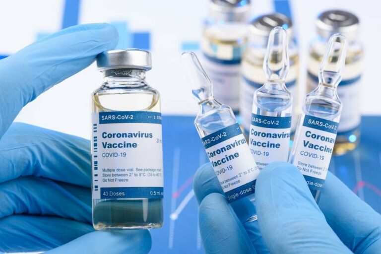 Щеплення від коронавірусу зробили першій громадянці України: жінка отримала вакцину безкоштовно - today.ua
