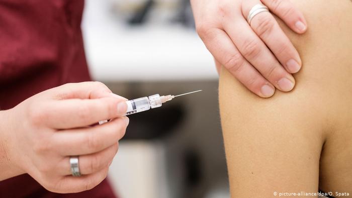 Щеплення від коронавірусу допоможе не всім: лікар розповіла, на кому можна заощадити вакцину