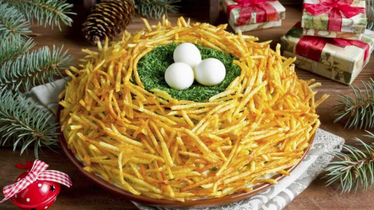 Новогодний салат “Гнездо глухаря“: рецепт вкусной закуски на праздничный стол - today.ua