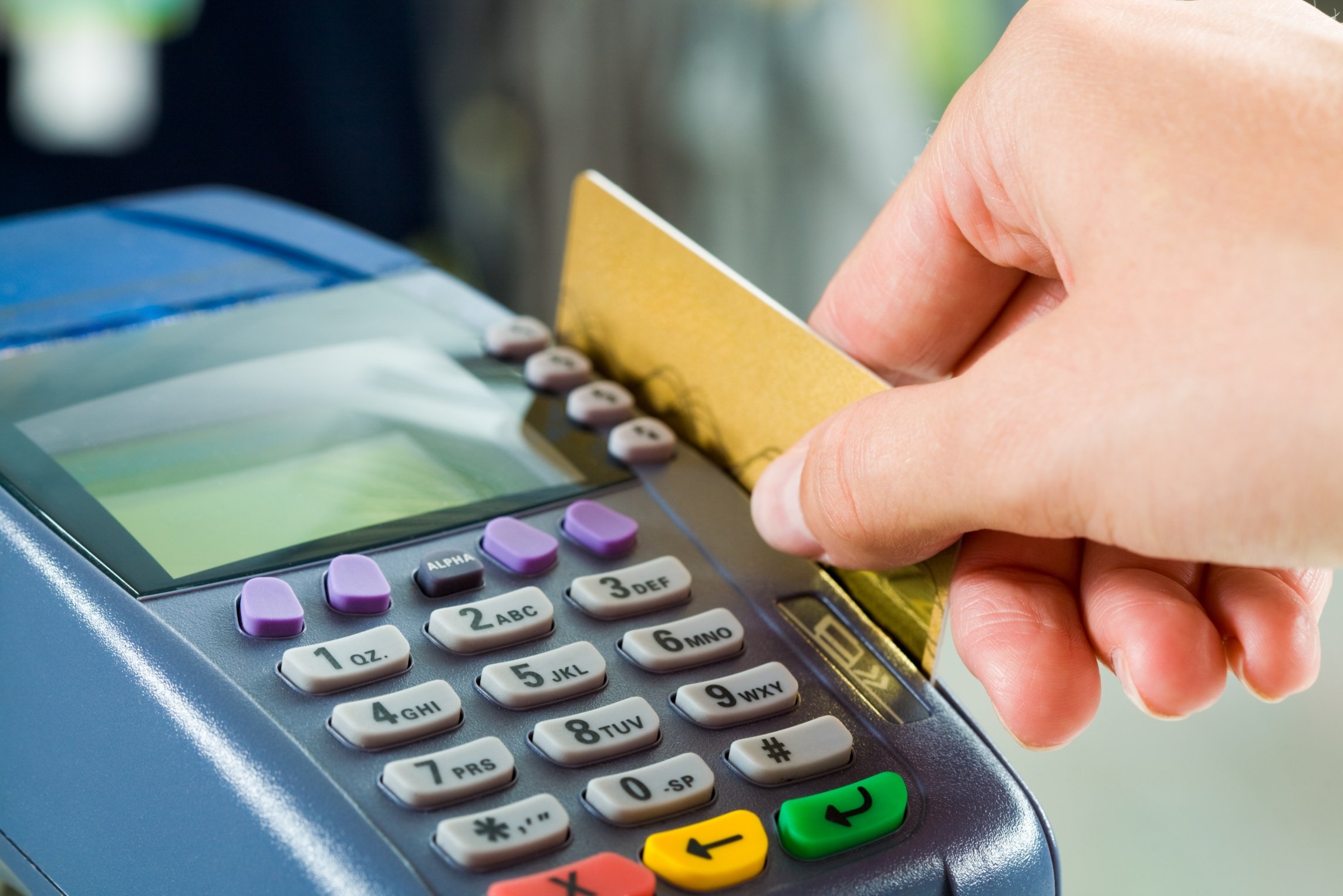 В Україні з 1 січня стало простіше розрахуватись банківською карткою у магазині