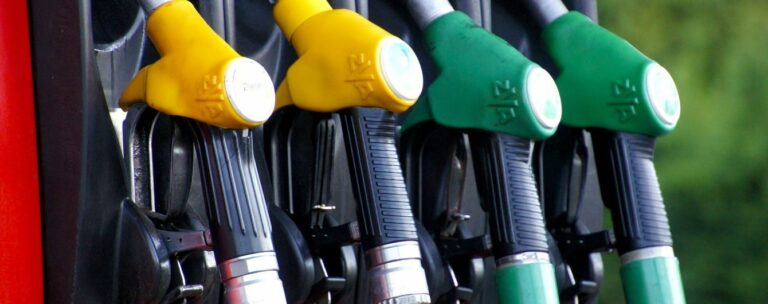 В Україні різко подорожчало автомобільне паливо: деякі АЗС підвищили ціну на гривню - today.ua