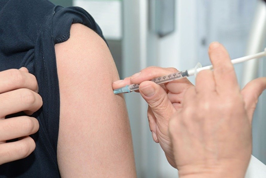 Польша будет бесплатно вакцинировать украинцев 