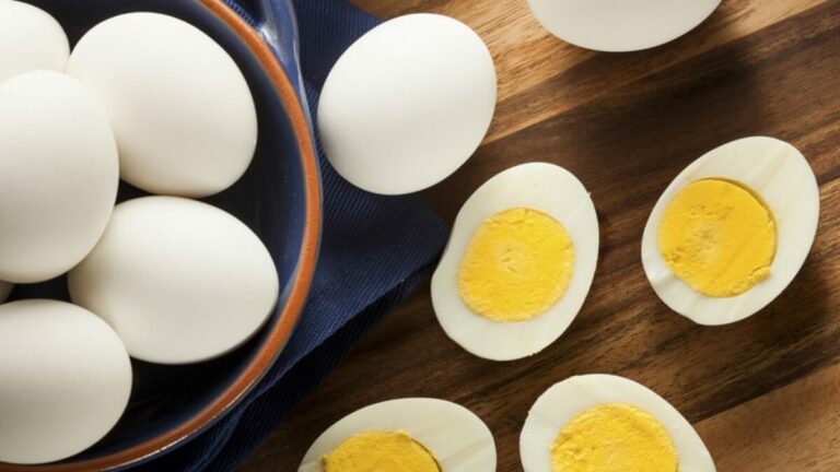 Яйца будут чиститься без проблем: 3 кулинарных хитрости при варке  - today.ua