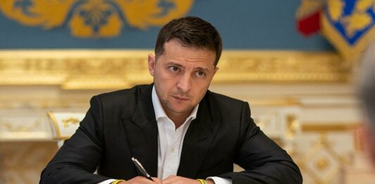 Владимир Зеленский своим указом запретил работу трех популярных украинских телеканалов: реакция Сети - today.ua