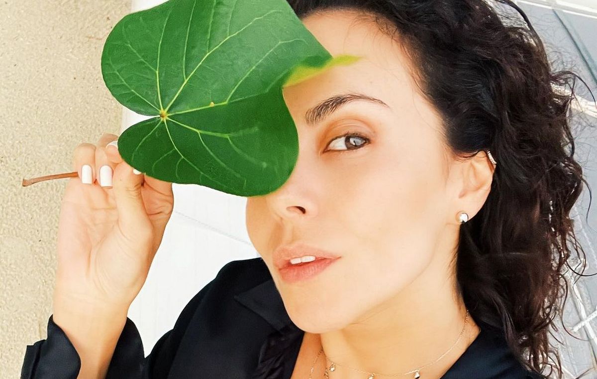 Полякова с черными волосами: Настю Каменских перепутали с коллегой по сцене - today.ua