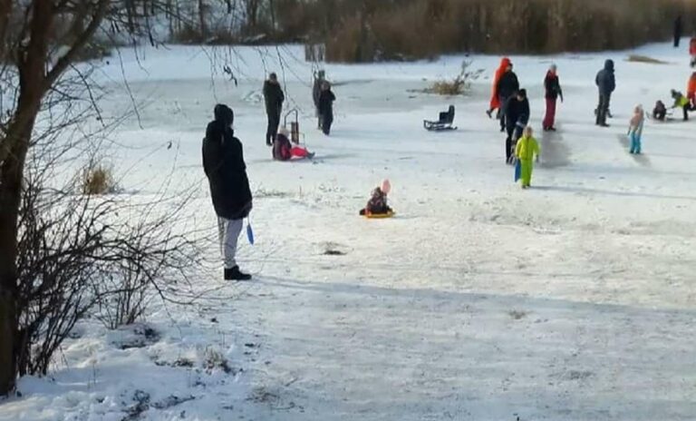 Патрульний врятував дитину, яка провалилася під лід на озері в Києві - today.ua