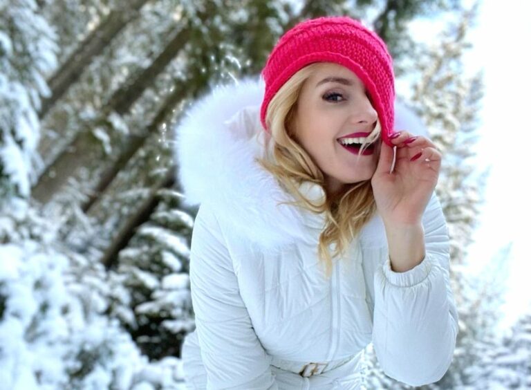 “Хочу ещё“: Ирина Федишин прыгнула в снег в купальнике - today.ua
