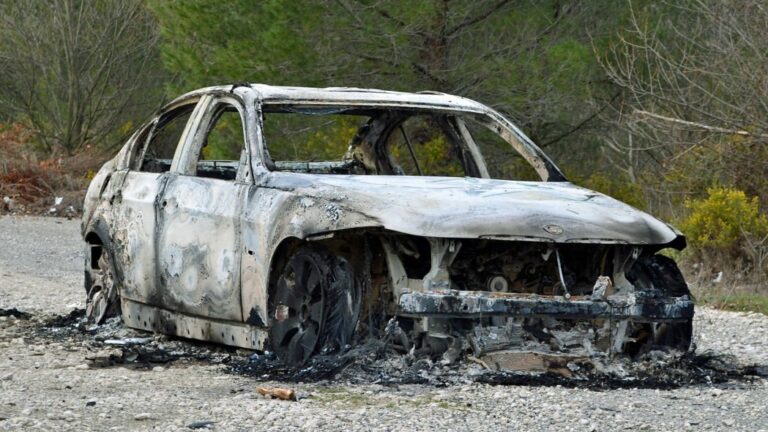 Во Франции в новогоднюю ночь сожгли 861 автомобиль - today.ua