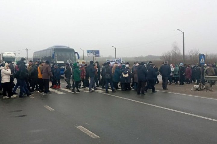 Тарифы на газ вынудили людей перекрыть международную трассу - today.ua