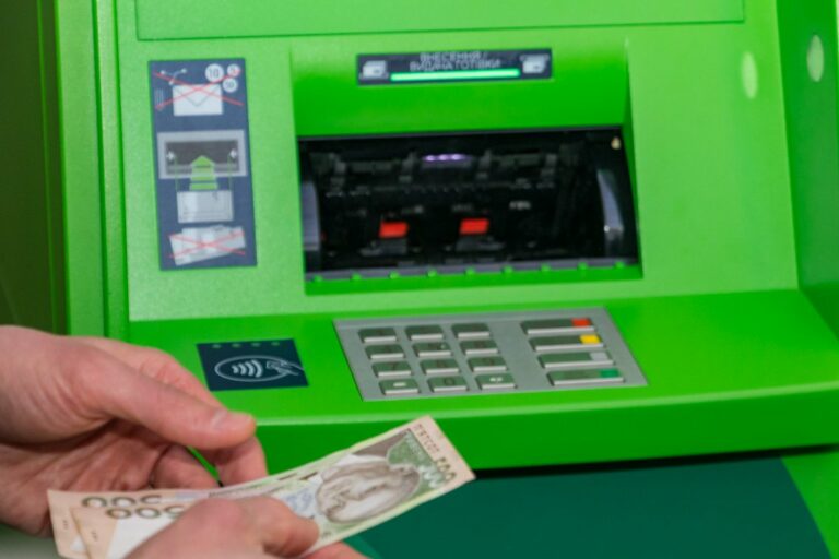 В Украине изменили условия снятия денег в банкоматах: какой лимит на получение наличных - today.ua