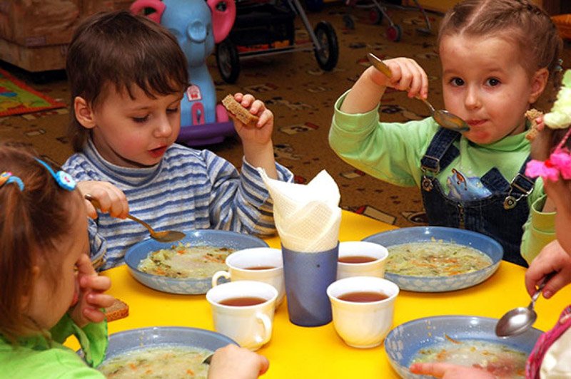 У Києві батьки дошкільнят годуватимуть дітей за свій рахунок: що ще змінюється в оплаті за дитсадок