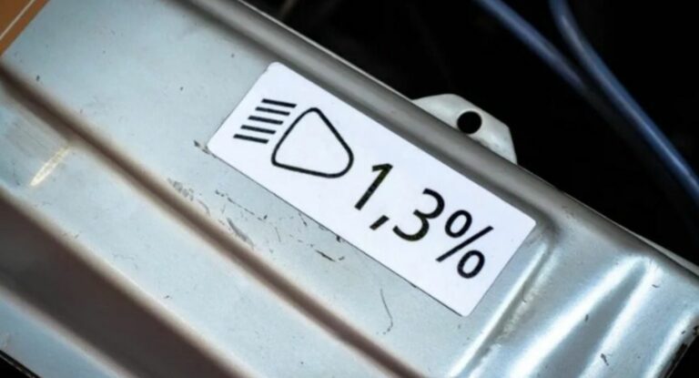 Что означает наклейка с процентами и фарой под капотом авто? - today.ua