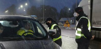 Украинским водителям начали раздавать светоотражающие жилеты - today.ua