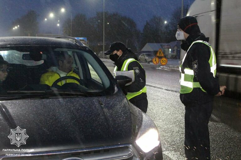 Украинским водителям начали раздавать светоотражающие жилеты - today.ua