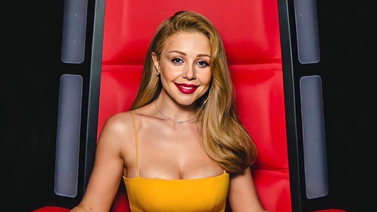 Тина Кароль показалась в наряде со смелым декольте и разрезом до бедра - today.ua