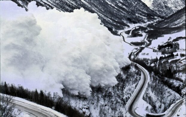 МЧС предупреждает об опасности схода лавин в Карпатах - today.ua