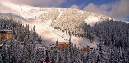 Карпати засипало снігом у розпал приїзду туристів: вражаючі фото - today.ua