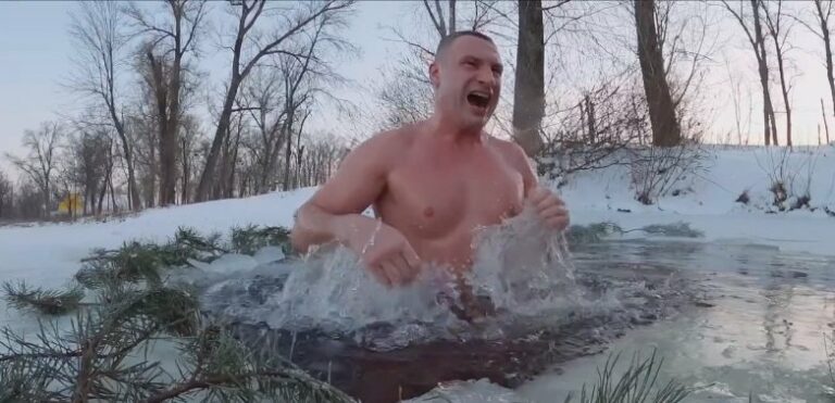 Кличко окунулся в ледяную прорубь и поздравил киевлян с Крещением  - today.ua