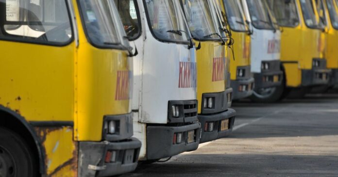 В Киеве начали массово увольняться водители маршруток: перевозчикам грозит банкротство 