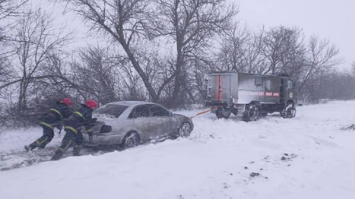 В Украине бушует непогода: населенные пункты остались без электричества, а дороги заметает снегом