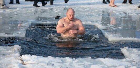 Врач рассказал, можно ли купаться в проруби переболевшим на коронавирус - today.ua