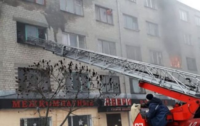 Пожежа гуртожитку в Павлограді: їдкий дим відрізав жителям горішнього поверху шлях до евакуації