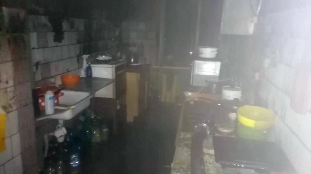Пожар общежития в Павлограде: едкий дым отрезал жителям верхнего этажа путь к эвакуации