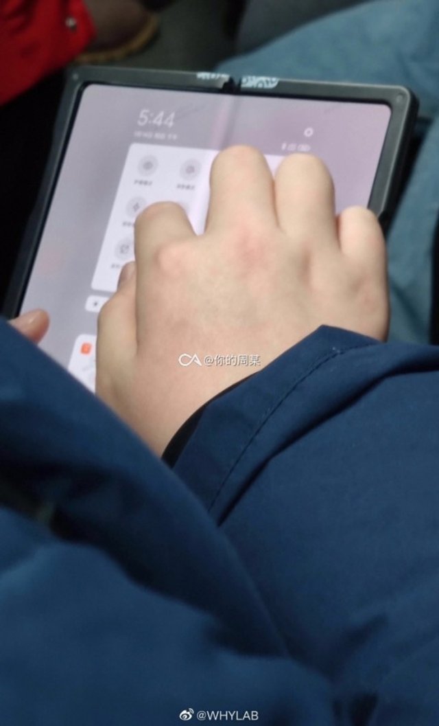 Гибкий смартфон - уже не миф: в метро заметили такой Xiaomi