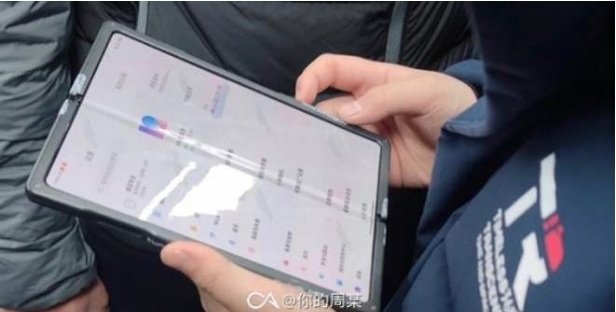 Гибкий смартфон - уже не миф: в метро заметили такой Xiaomi - today.ua