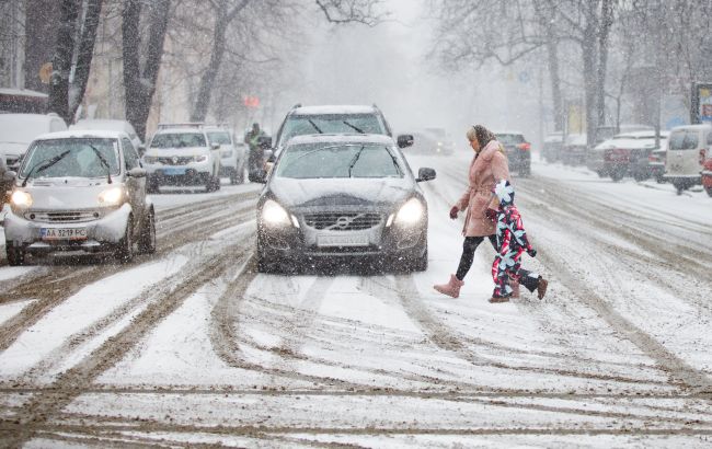 Снегопад в Киеве будет длиться еще минимум сутки: КГГА предупреждает о возможных пробках на дорогах 