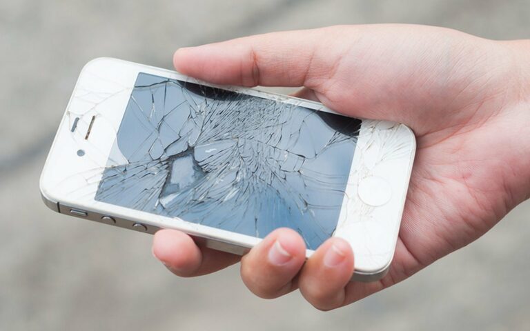 Зачем водители возят с собой разбитый смартфон - today.ua