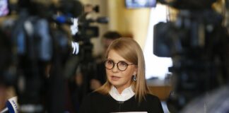Королевская сдержанность: Юлия Тимошенко в черном платье-пальто появилась на публике - today.ua