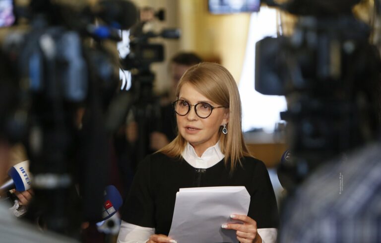 Королевская сдержанность: Юлия Тимошенко в черном платье-пальто появилась на публике - today.ua
